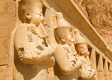 Statue of Hatschepsut, Deir el-Bahri, the mortuary temple of Queen Hatshepsut. Luxor, Nile Valley, Egypt, Africa 