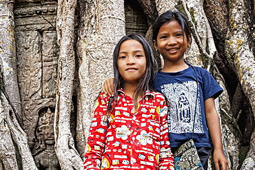 Ta Som, (entrance gate) and two local girls, Angkor, Siem Reap, Cambodia, Indochina, Southeast Asia, Asia