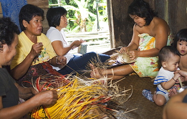 Tribe members, bamboo weave, making crafts, Iban Long House comunity. Kuching, Sarawak, Borneo, Malaysia, South-East Asia, Asia