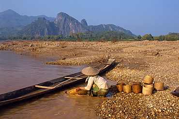 Woman panning for gold in the Mekong River, at Pak Ou, Laos, Indochina, Southeast Asia, Asia