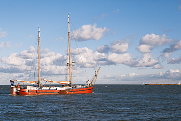 Traditional Dutch merchant ship on the IJselmeer lake, Volendam, North Holland Province, The Netherlands (Holland), Europe