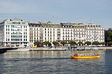 Quai du Mont Blanc overlooking Lake Geneva, Geneva, Switzerland, Europe