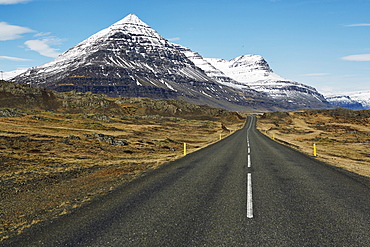 Mountainous landscape along the south coast of the island, Icelandic road trip along route 1, the Icelandic ring road, Iceland, Polar Regions