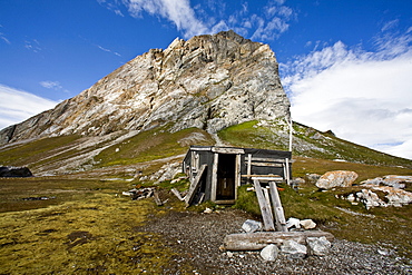 Hunter's cabin at Gnalodden in Hornsund (Horn Sound) on the southwestern side of Spitsbergen Island in the Svalbard Archipelago, Barents Sea, Norway