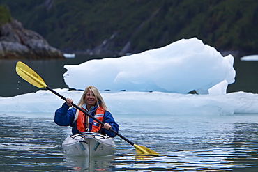 Staff member CT Ticknor from the Lindblad Expeditions ship National Geographic Sea Bird kayaking in Southeast Alaska, USA. No model or property releases available for this image.