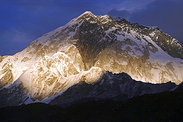 Mountains of Nepal, from Everest Trail. Nepal     (rr)