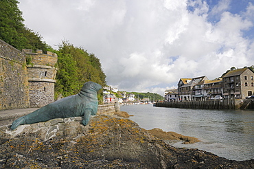 Bronze statue in memory of Nelson a bull grey seal who frequented Looe island and harbour, Looe, Cornwall, England, United Kingdom, Europe