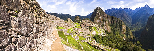 Machu Picchu Inca ruins and Huayna Picchu (Wayna Picchu), UNESCO World Heritage Site, Cusco Region, Peru, South America