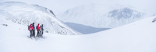 Ski touring at Loch Avon on the River Avon, Cairngorms National Park, Scotland, United Kingdom, Europe