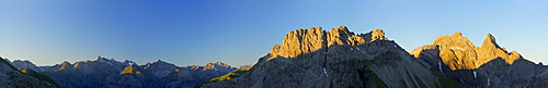 panorama from notch Fuerschiessersattel above hut Kemptner Huette across notch Maedelejoch to Lechtal range and to Kratzer, Maedelegabel and Trettachspitze, Allgaeu range, Allgaeu, Swabia, Bavaria, Germany