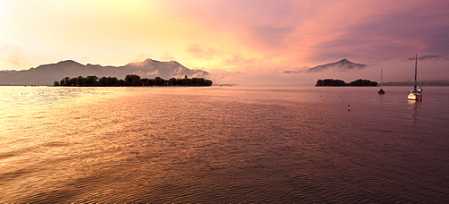 Morning mood in Gstadt with a view on Fraueninsel, Chiemsee, Chiemgau, Upper Bavaria, Bavaria, Germany