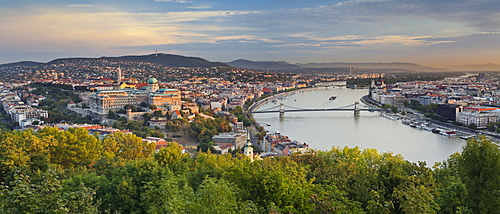 View from the citadel von der Zitadelle, Burgpalast, Kettenbruecke, Donau, Budapest, Ungarn