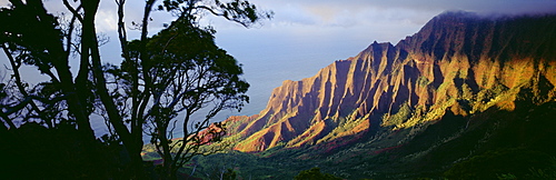 Hawaii, Kauai, Na Pali Coast, overlooking Kalalau Valley