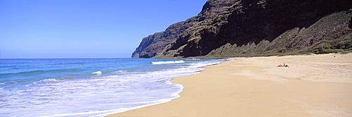 Hawaii, Kauai, Polihale Beach Panoramic View With Few Visitors Sunbathing Distance C1544