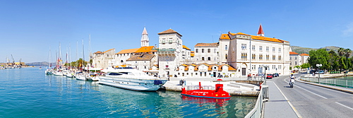 Trogir's historic Stari Grad (Old Town) defensive walls and harbour, UNESCO World Heritage Site, Trogir, Dalmatia, Croatia, Europe