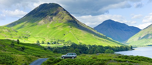 Range Rover 4x4 vehicle by Wasdale Fell and Wastwater in the Lake District National Park, Cumbria, UK