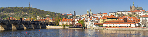 Panoramic view over Vltava River, Charles Bridge, the Mala Strana District and Prague Castle, UNESCO World Heritage Site, Prague, Bohemia, Czech Republic, Europe