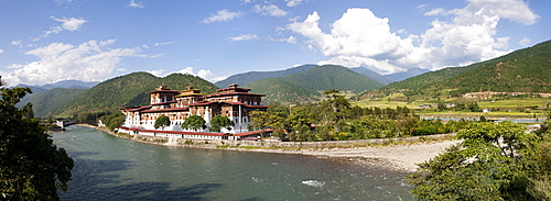 Punakha Dzong located at the junction of the Mo Chhu (Mother River) and Pho Chhu (Father River) in the Punakha Valley, Bhutan, Himalayas, Asia