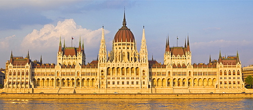 The neo-gothic Hungarian Parliament building, designed by Imre Steindl, across the River Danube, UNESCO World Heritage Site, Budapest, Hungary, Europe