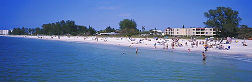 Tourists on the beach, Mantee Co. Public Beach, Anna Maria Island, Gulf Coast, Florida, USA