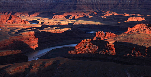 The Colorado River makes a huge S-bend under Deadhorse Point, a famous viewpoint across Canyonlands National Park, near Moab, Utah, United States of America, North America