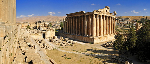 Bacchus temple and antique ruins at the archeological site of Baalbek, Unesco World Heritage Site, Bekaa Valley, Lebanon, Middle East, West Asia