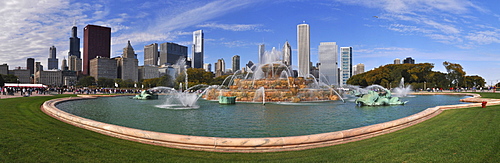 Buckingham Fountain and skyline, Chicago, Illinois, USA, America