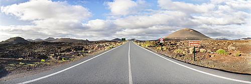 Road through the Parque Natural de los Volcanos, Lanzarote, Canary Islands, Spain, Europe