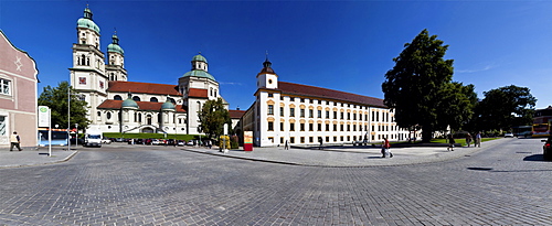 Basilica of St. Lorenz, a former Benedictine abbey church of the Prince Abbot of Kempten, today the Parish Church of St. Lorenz, Diocese of Augsburg, right, the Fuerststift Kempen or Residence of the Prince Abbot of Kempten with the District Court, Kempte