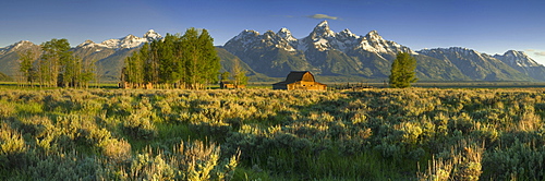 Old farm, in the back the Teton Range, Grand Teton National Park, Wyoming, USA, America