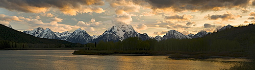 Snake River in front of Teton Range, Oxbow Bend, Grand Teton National Park, Wyoming, USA, North America