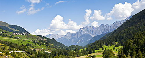 Mountain panorama with view in the Inn valley, between Susch and Lavin, Lower Engadine, Grisons, Switzerland, Europe