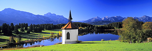 Hegratsried Chapel on Hegratslied Lake, with view of the Tannheimer Alps, Ostallgaeu, Bavaria, Germany, Europe