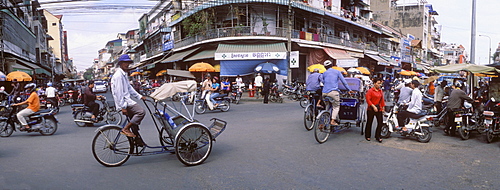 Rickshaw driver on the Psar Chas market, Phnom Penh, Cambodia, Indochina, Southeast Asia