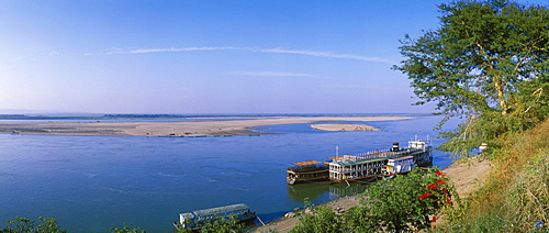 River steamer on the Ayeyarwady River, Irrawaddy, Bagan, Pagan, Burma, Myanmar, Asia