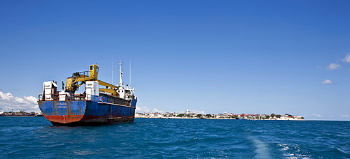 A cargo ship on its way to the port of Stonetown, Stonetown Zansibar, Zanzibar, Tanzania, Africa