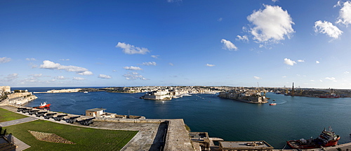 Grand Harbour, view of Senglea and Fort St Angelo, part of the Three Cities, from the Uper Barracca Garden, at back the harbour, Valletta, Malta, Europe