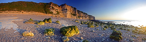 The coast near âˆšÃ¢tretat with its steep chalk cliffs illuminated by warm evening light, CâˆšÂ¥te d'AlbâˆšÂ¢tre, DâˆšÂ©partement Seine-Maritime, Haute-Normandie, France, Europe