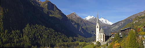 Heiligenblut, parish church and Mt Grossglockner, Carinthia, Austria, Europe