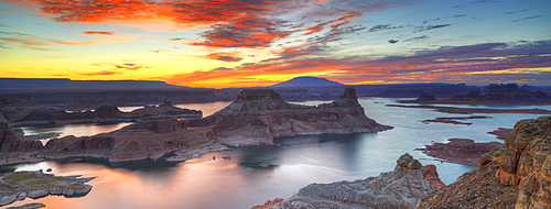 Panoramic view, view at sunrise from Alstrom Point to Lake Powell, Padre Bay with Gunsight Butte and Navajo Mountain, Bigwater, Glen Canyon National Recreation Area, Arizona, Southwestern USA, Utah, USA