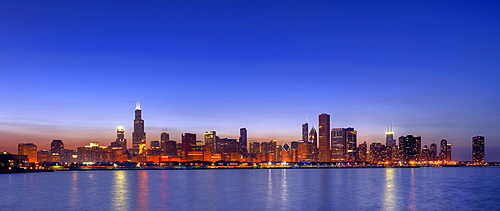 Skyline, skyscrapers, Willis Tower, formerly Sears Tower, 311 South Wacker, John Hancock Center, Aon Center, 77 West Wacker Drive, Two Prudential Plaza, Smurfit-Stone Building, Trump International Tower, dusk, Lake Michigan, Chicago, Illinois, United Stat