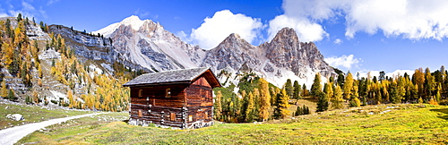 Hut in Fanes?Senes Nature Park in Alta Pusteria above Pederue, Dolomites, in front of Eisgabelspitz and Pareispitze mountains, Alto Adige, Italy, Europe