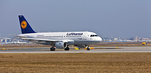 Lufthansa Airbus A319 during take-off at Frankfurt Airport, Frankfurt, Hesse, Germany, Europe