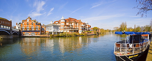 Windsor Bridge, House on the Bridge Restaurant and King Stable Street properties by the river Thames in Eton viewed from Windsor, Berkshire, England, United Kingdom, Europe