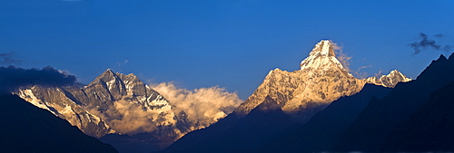 Mount Lhotse, 8501 metres and Mount Ama Dablam, 6856 metres,, Khumbu (Everest) Region, Nepal, Himalayas, Asia