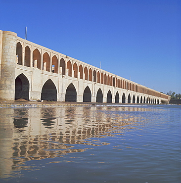 Allahverdi Khan bridge (Si-o-Se poi), Bridge of Thirty Three Arches over the Zaindeh (Zayande) (Zayandeh) River, Isfahan (Esfahan), Iran, Middle East