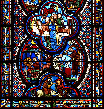 Inside Notre Dame Cathedral in Chartres, Chartres Cathedral, Stained glass window, The Way of Saint James, Chemins de Saint-Jacques, Via Turonensis, Chartres, Dept. Eure-et-Loir, RâˆšÃ‰Â¬Â©gion Centre, France, Europe