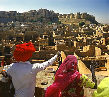 Family on viewpoint, Jaisalmer, Rajasthan, India, Asien