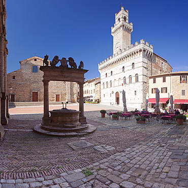 Piazza Grande Square and Palazzo Contuzzi, street cafe, Montepulciano, Siena Province, Tuscany, Italy, Europe