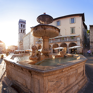 Fountain with Santa Maria sopra Minerva Church, Piazza del Comune Square, Assisi, Perugia District, Umbria, Italy, Europe